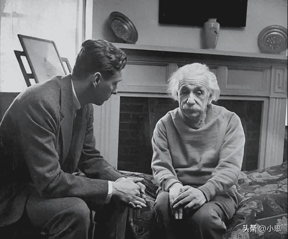 卑鄙龌龊老照片：*楼青**女子妖娆多姿，妇女露胸喂奶被孩子撕扯衣服