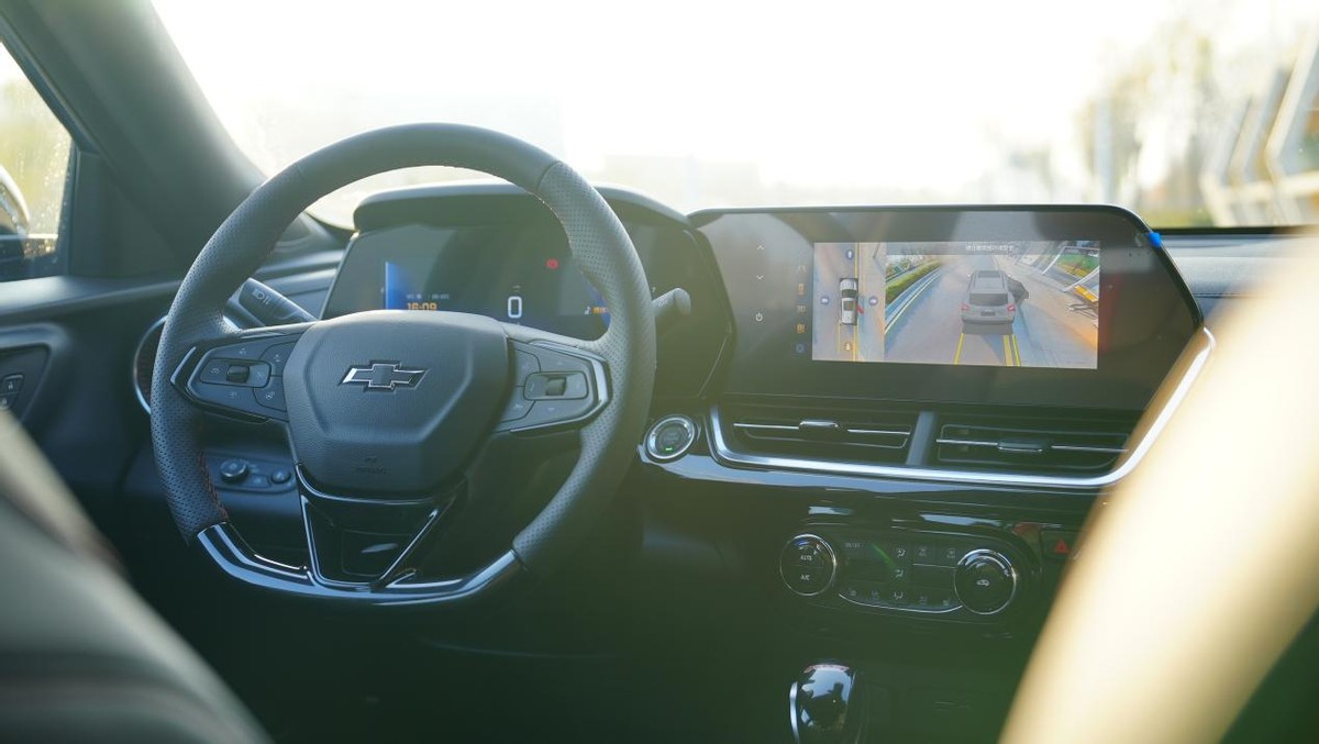 试驾雪佛兰科迈罗锋芒版,雪佛兰科迈罗潮智版和蜂巢版