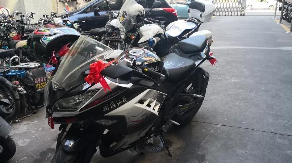 精神小伙炸街鬼火摩托车,鬼火摩托车深夜炸街