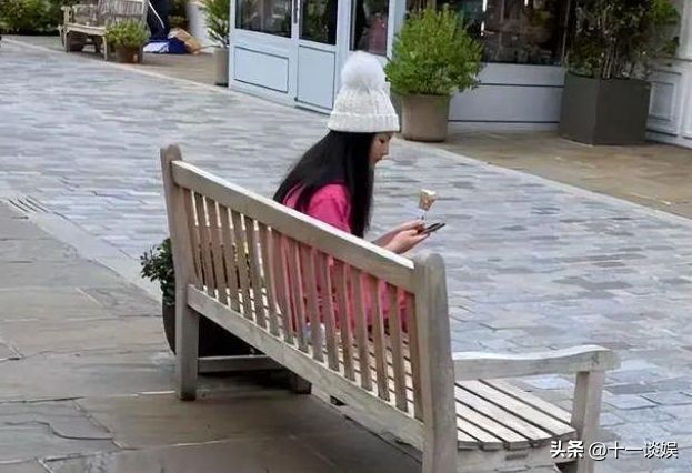 王诗龄晒国外日常，乘坐价值千万豪车出行，提上万手袋被质疑炫富