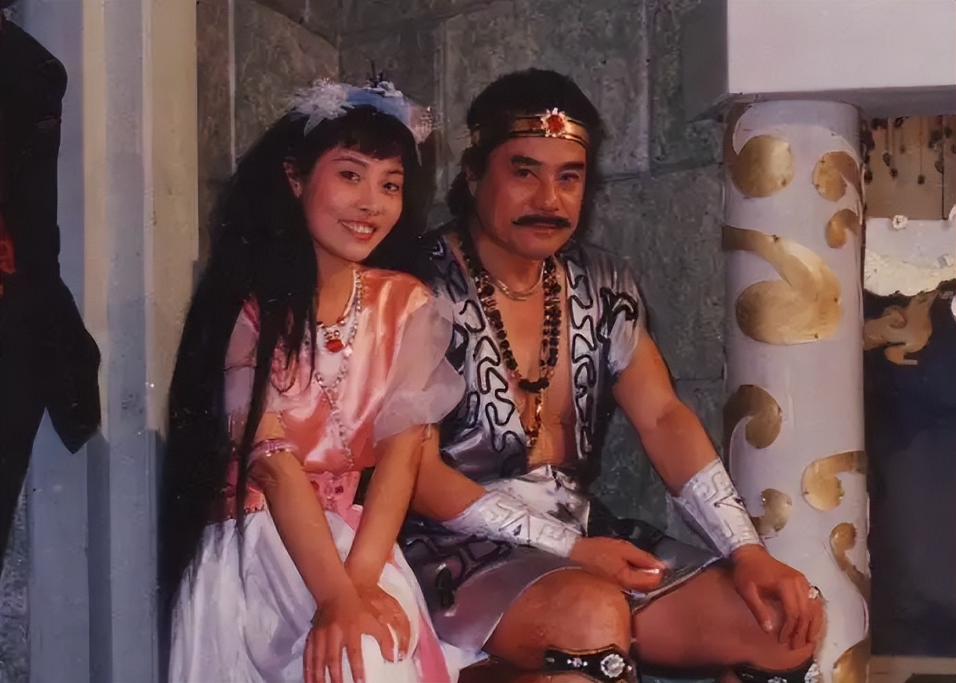 88岁“纣王”达奇定居澳洲！宴客吃披萨快餐，住宅堆满杂物显简陋