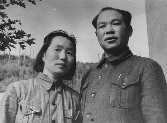 他两次担任毛主席秘书,建国后遇刺身亡,儿子是中将,妻子是少将