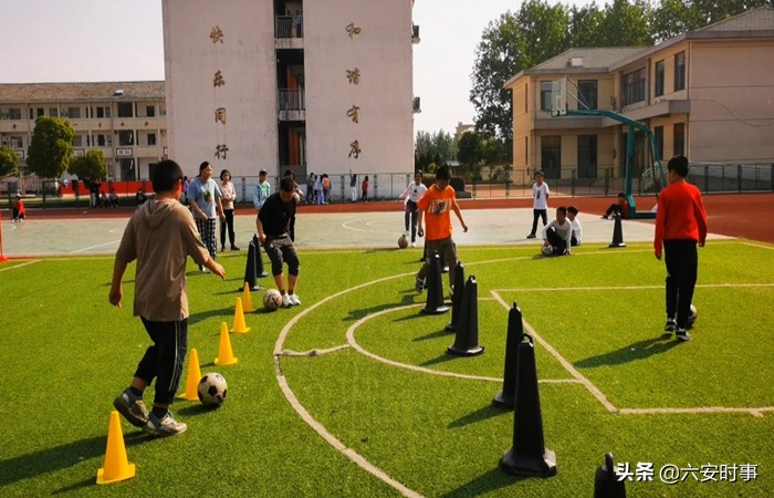 快乐足球追逐梦想放飞未来,小学足球俱乐部足球训练