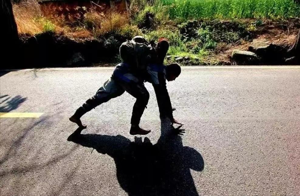 大学生徒步3700公里进寺庙,山西大学生去西藏