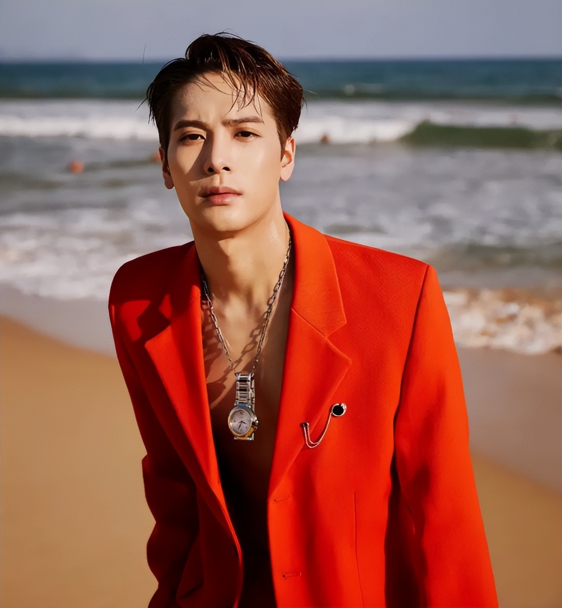 王嘉尔和高个子粉丝合影,王嘉尔为什么和那么多粉丝合影