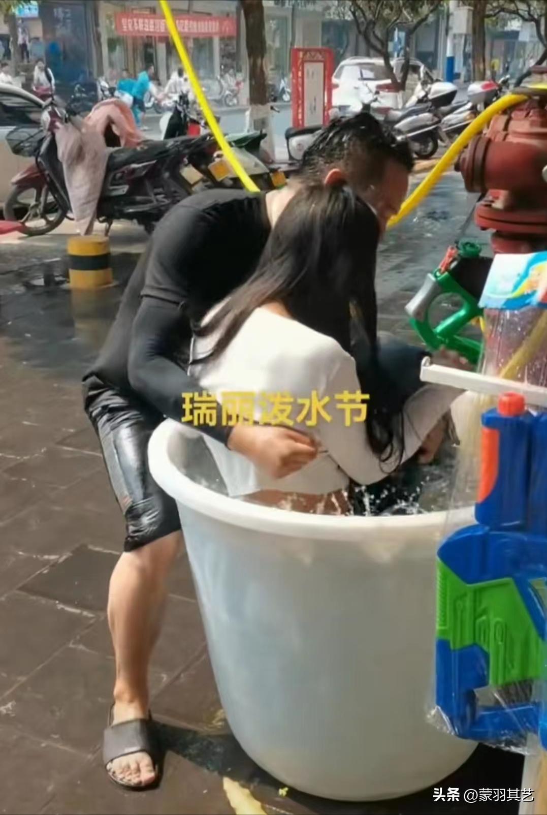 泼水节女子被撕扯雨衣怎么处理,泼水节被撕扯雨衣当事女生发声