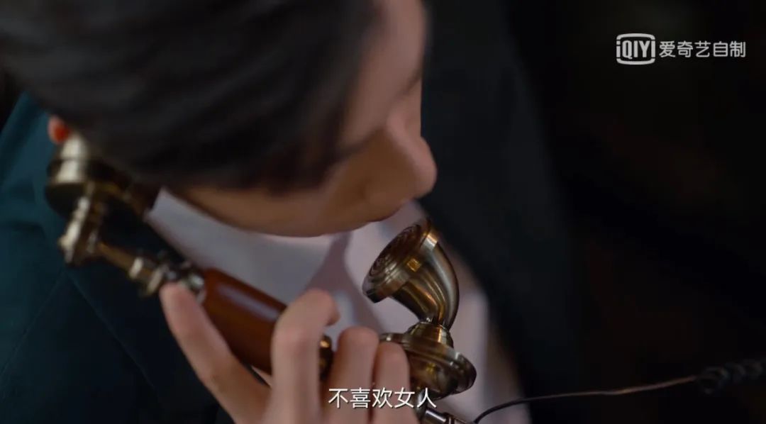 敢问这位男演员是沉浸在民国剧中无法自拔了吗?