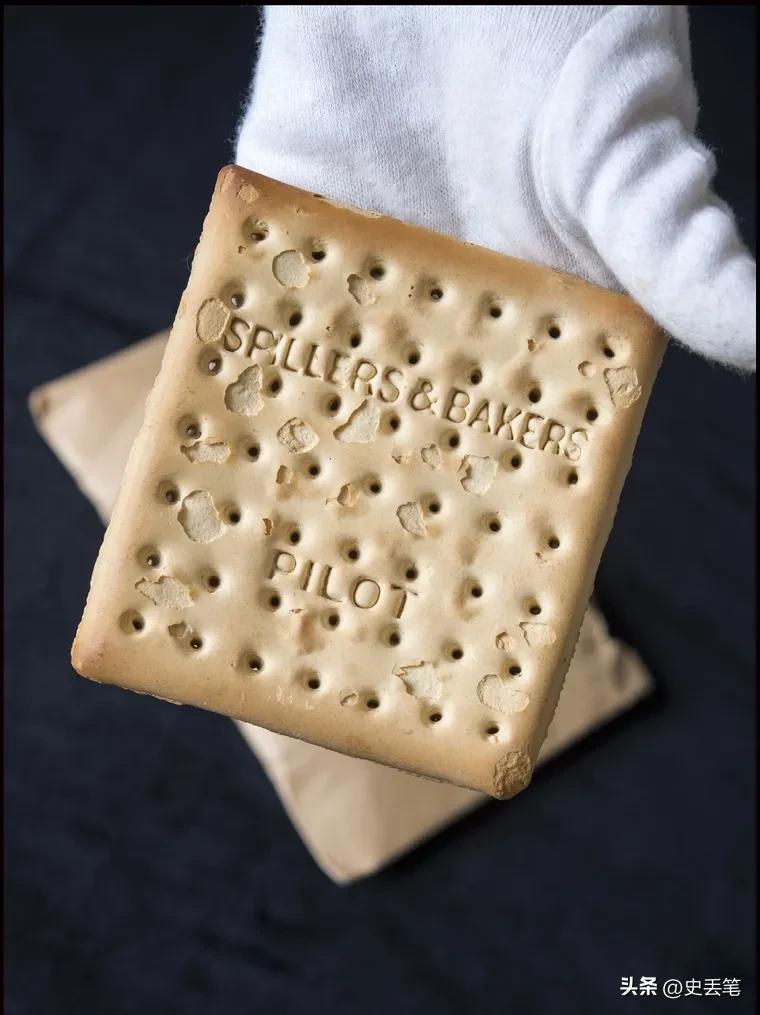 1970年父亲临死前交给他一块饼干，结果45年后竟然拍出15万天价