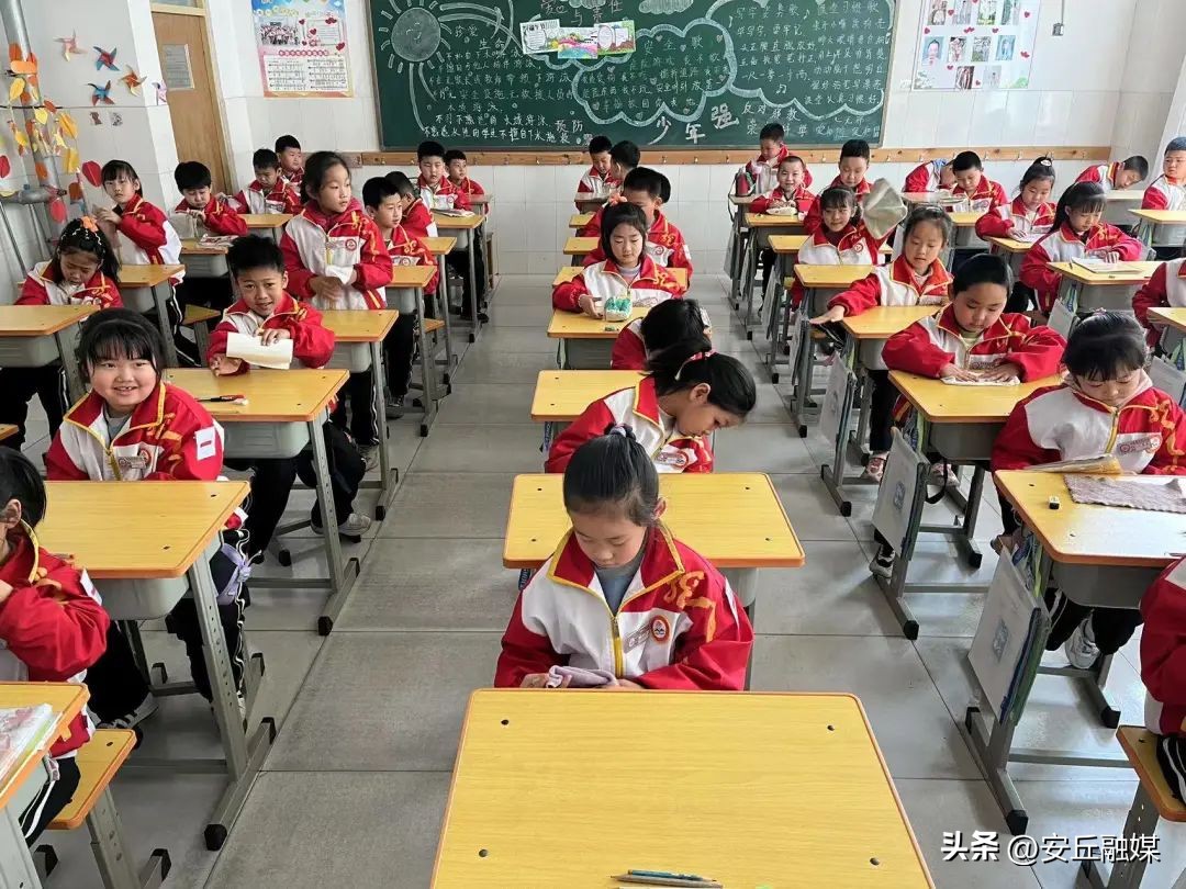 五一劳动节劳动最光荣小学一年级,小学五一劳动节社区劳动实践