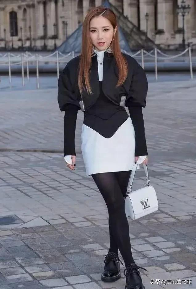 邓紫棋穿皮裤唱歌,邓紫棋穿裙子戴帽子唱歌