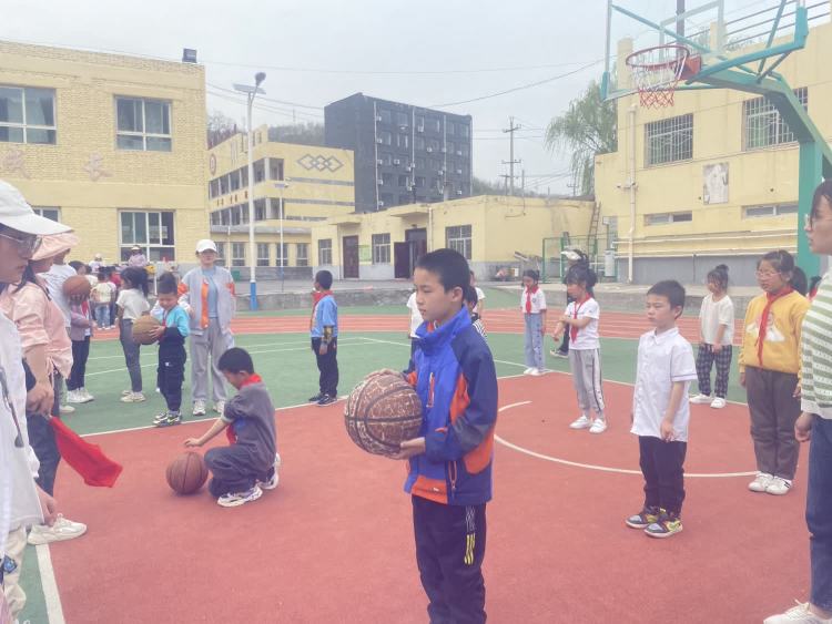 健康小学春季运动会,小学生小型春季运动会信息报道