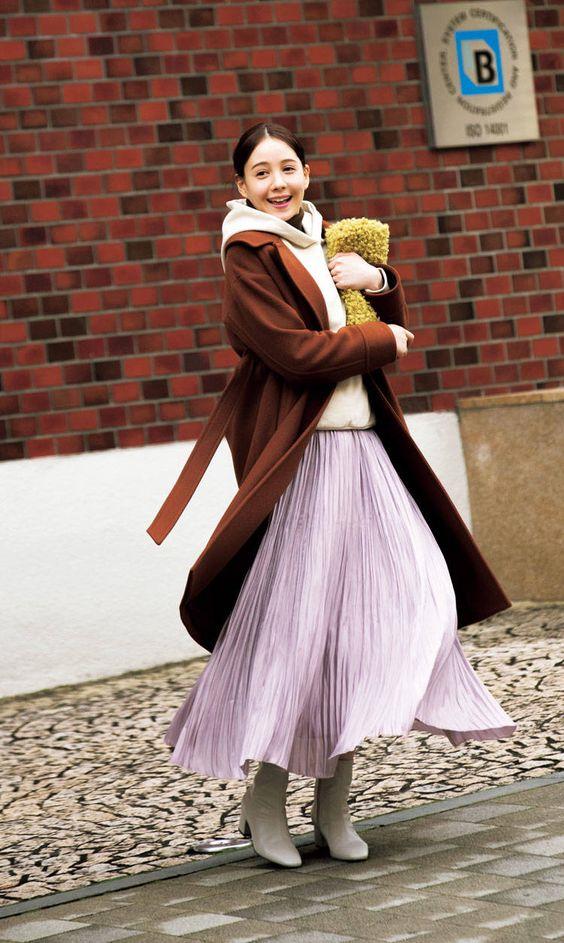 穿搭衬衫半裙这么穿时髦又减龄,连帽卫衣配裙子是开春最美搭配