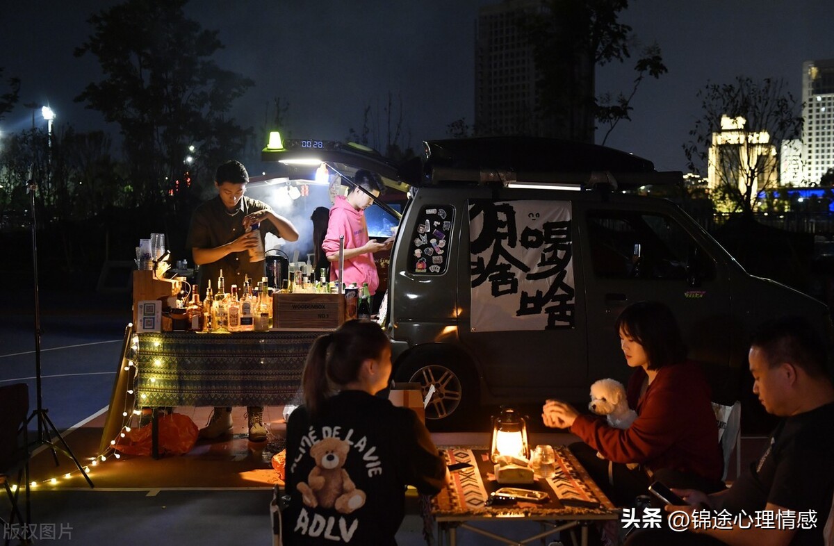 投入3万元钱，我和小伙伴弄了个移动小酒摊，现在每个月收入6万元