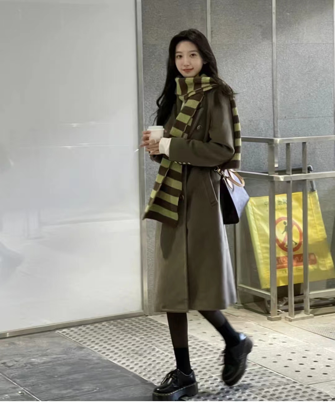 白色大衣里面搭配什么颜色显高级,17-20岁女气质大衣