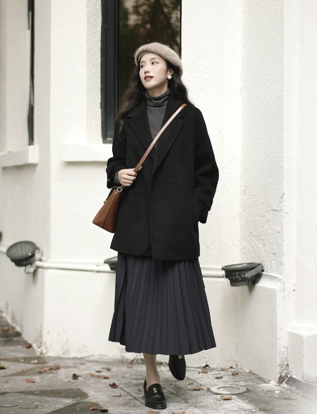 冬季流行鱼尾裙短款羽绒服穿搭,深色羽绒服搭配什么色的半身裙