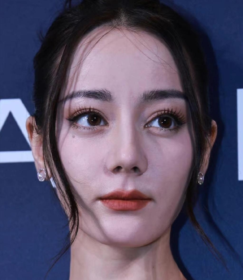 明星眼部状态，杨幂三眼皮，热巴细纹多，果然生图才是“照妖镜”