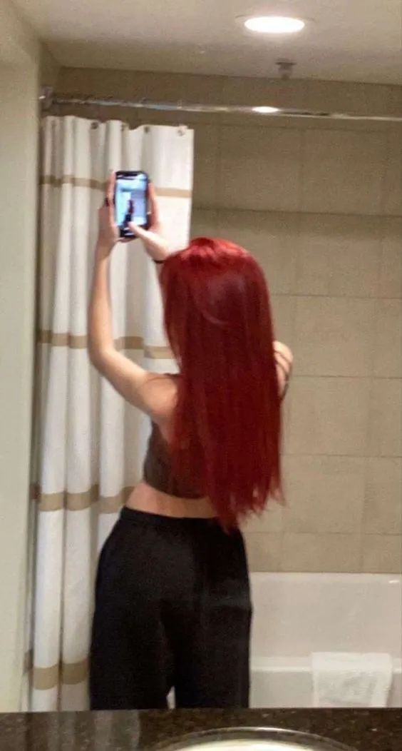 染完黑发以为很有气质,染红发颜值