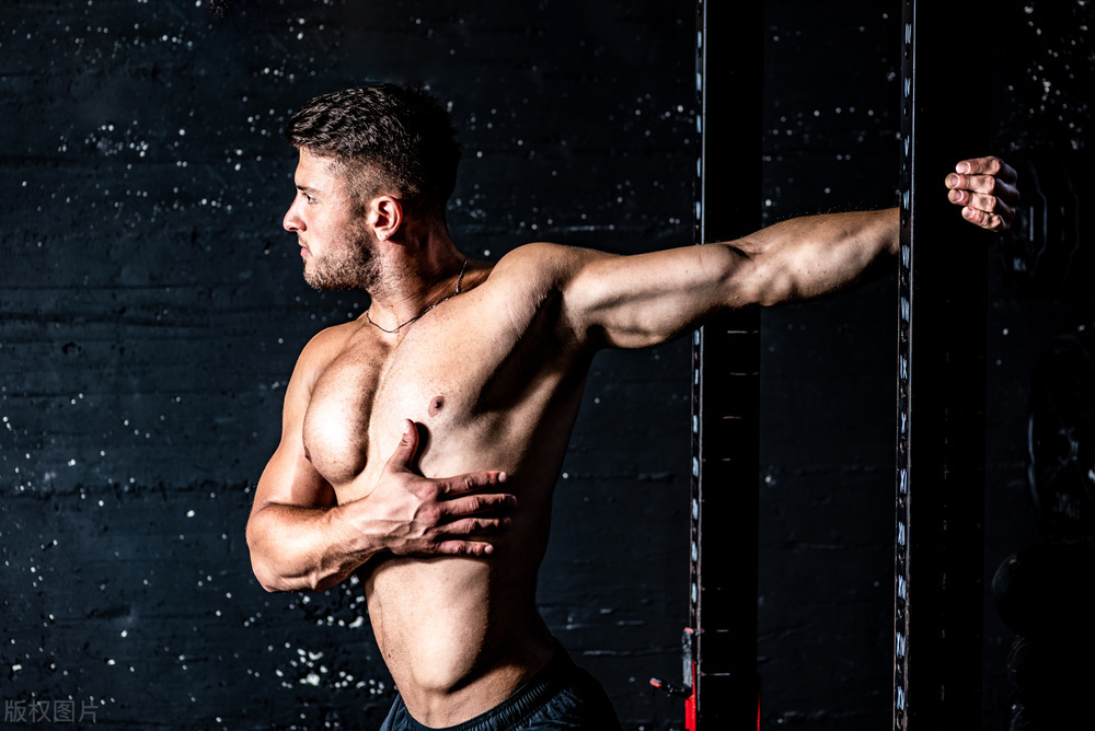 男生胸部松弛下垂怎么用哑铃锻炼,哑铃练胸肌下垂正确锻炼方法