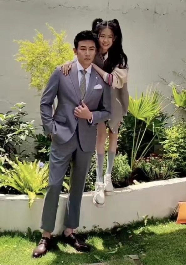 陆毅的大女儿的腿,陆毅大女儿近照多瘦