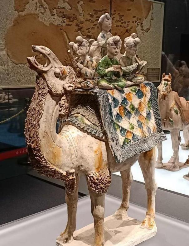 三彩釉陶雕塑,唐代三彩俑具有什么艺术特点