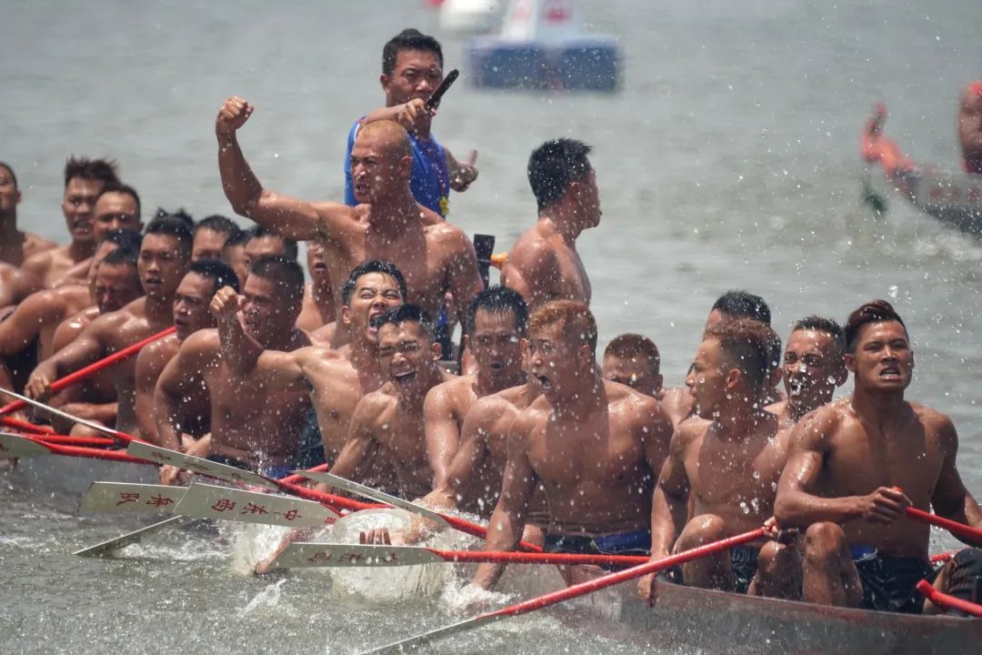 鹤山龙舟赛网红小哥哥男儿当自强,鹤山龙舟赛网红小哥哥一夜爆火