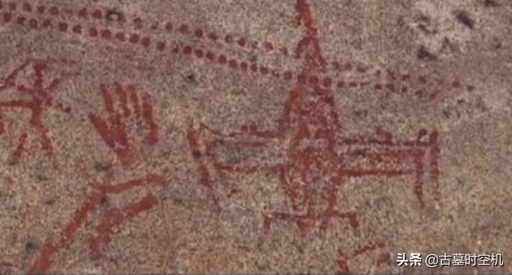 昆仑山发现万年岩画有飞机吗,千年前的古岩画上有外星人吗