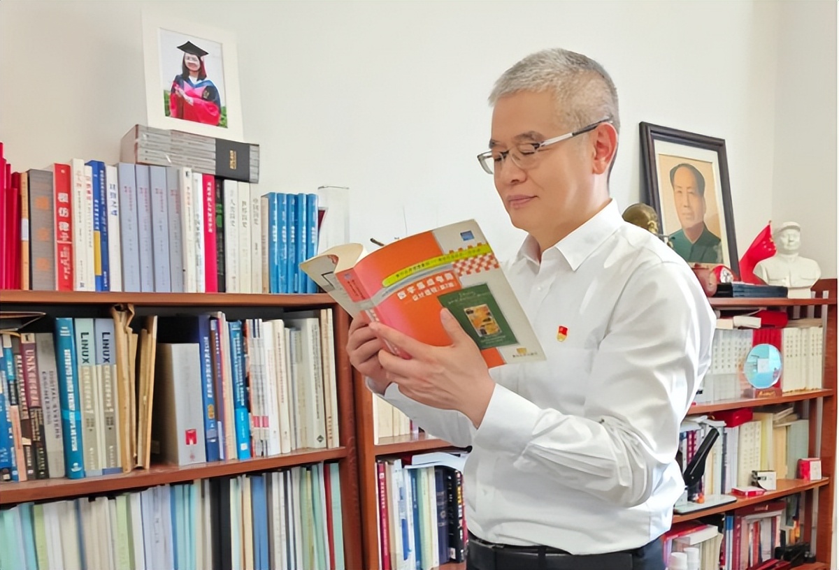 龙芯中科董事长胡伟武,龙芯之父胡伟武