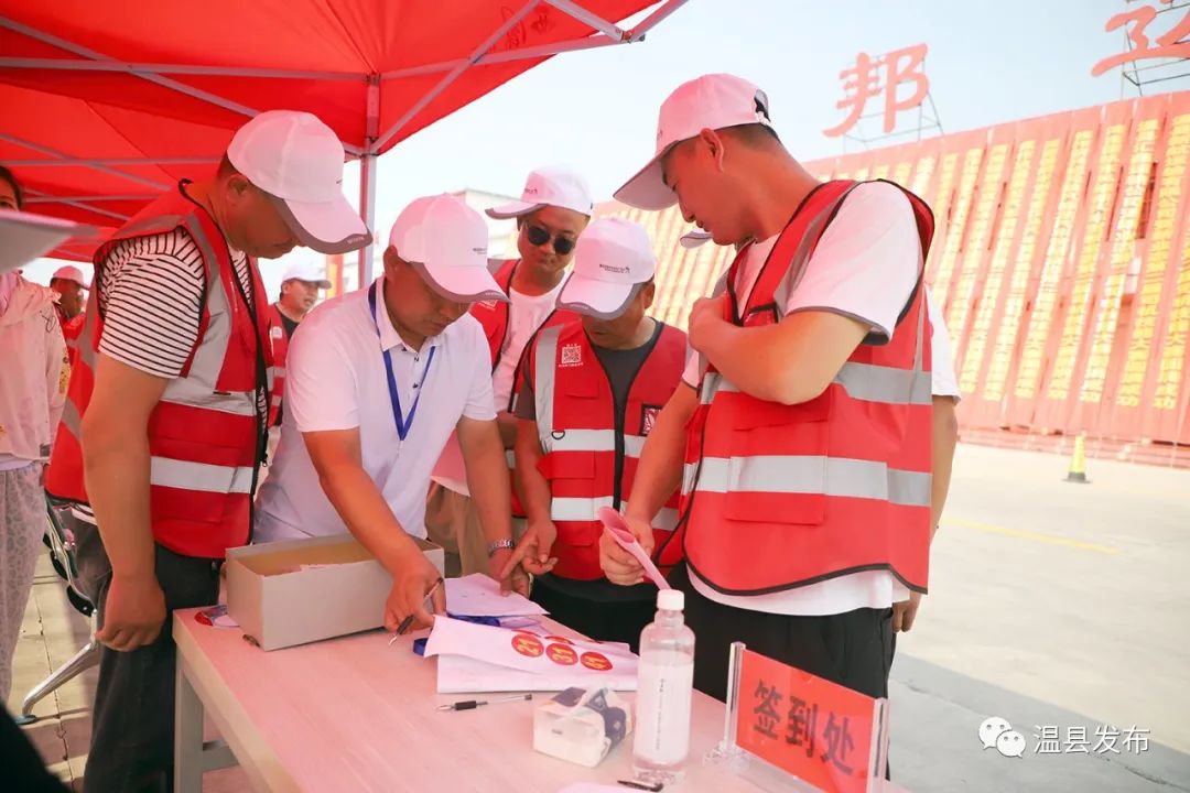 看渣土车司机的开车技术,看看大货车司机技术怎么样