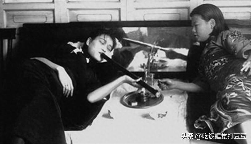 30张罕见晚清照:女子躺炕上欲仙欲死,骑跨在男子头上的洋人女子