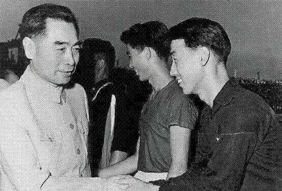1960年中国足球开始走下坡路，贺龙下令解散国足：到部队整顿作风