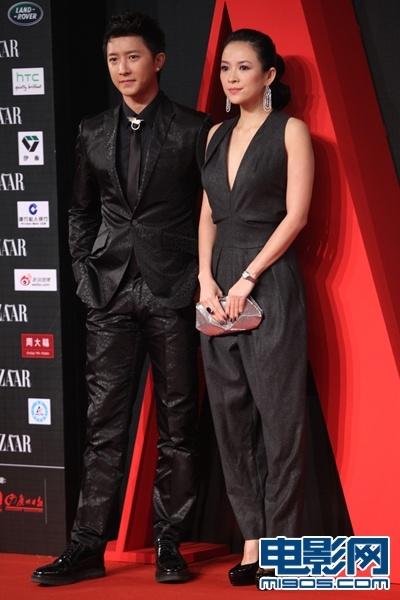 MiuMiu酥胸走光hold不住周冬雨逃军训捧场芭莎