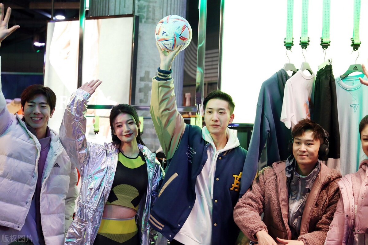 建议：世界杯转播还是请啦啦队队长；并请球迷关注日韩足球