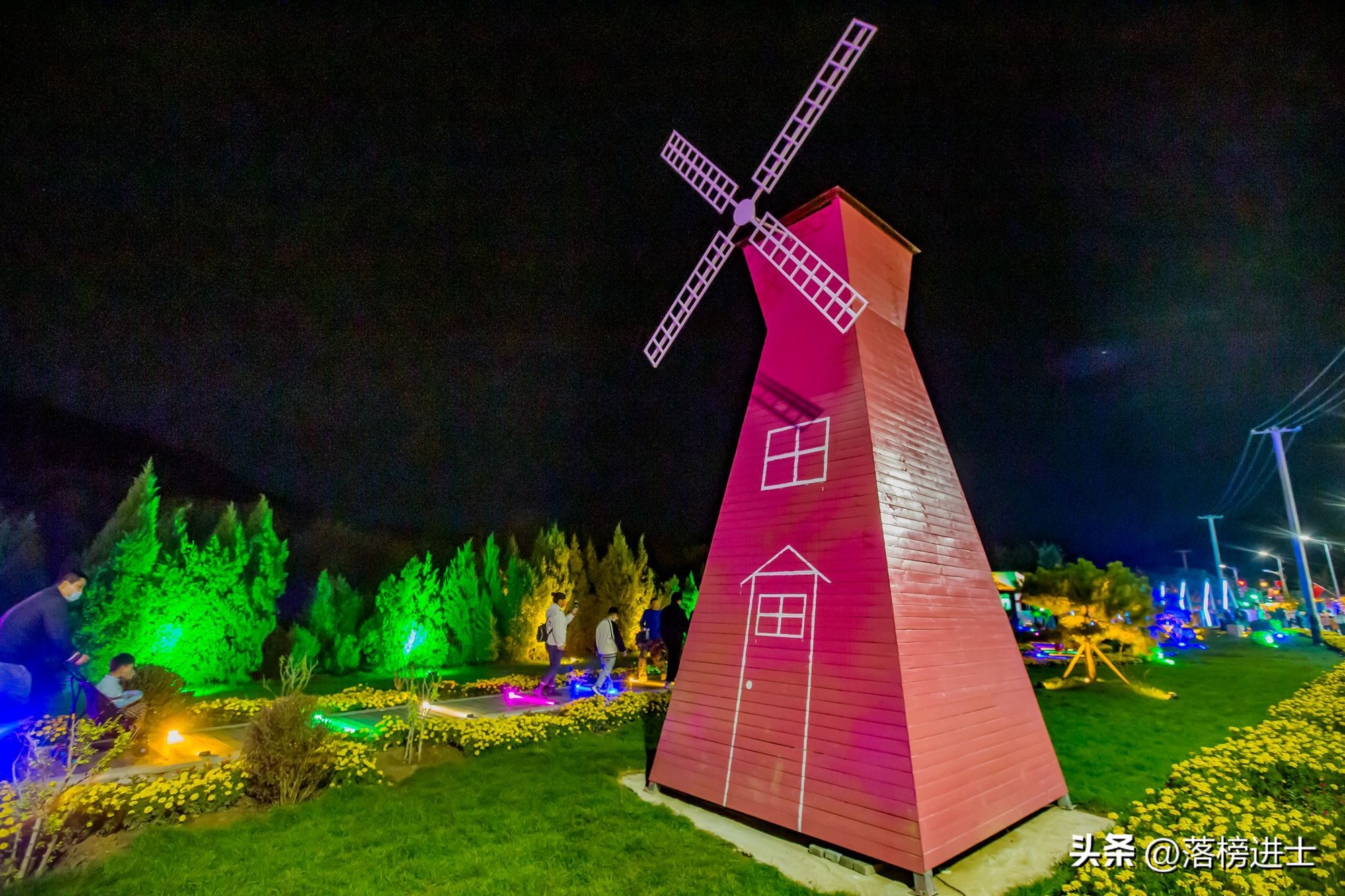 石家庄有一条爱情公路，全长1314米，仿佛日本冈山县恋爱无人车站