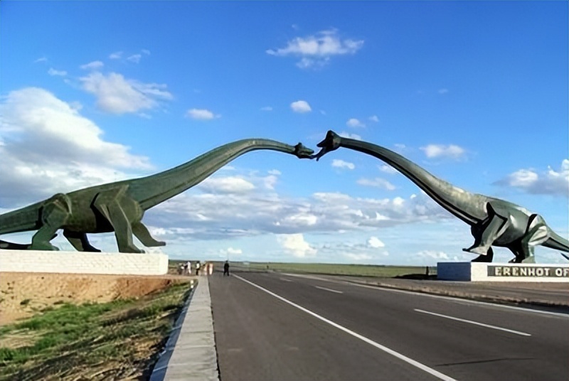 蒙古国距离中国的呼和浩特市多远,蒙古国离中国多少公里