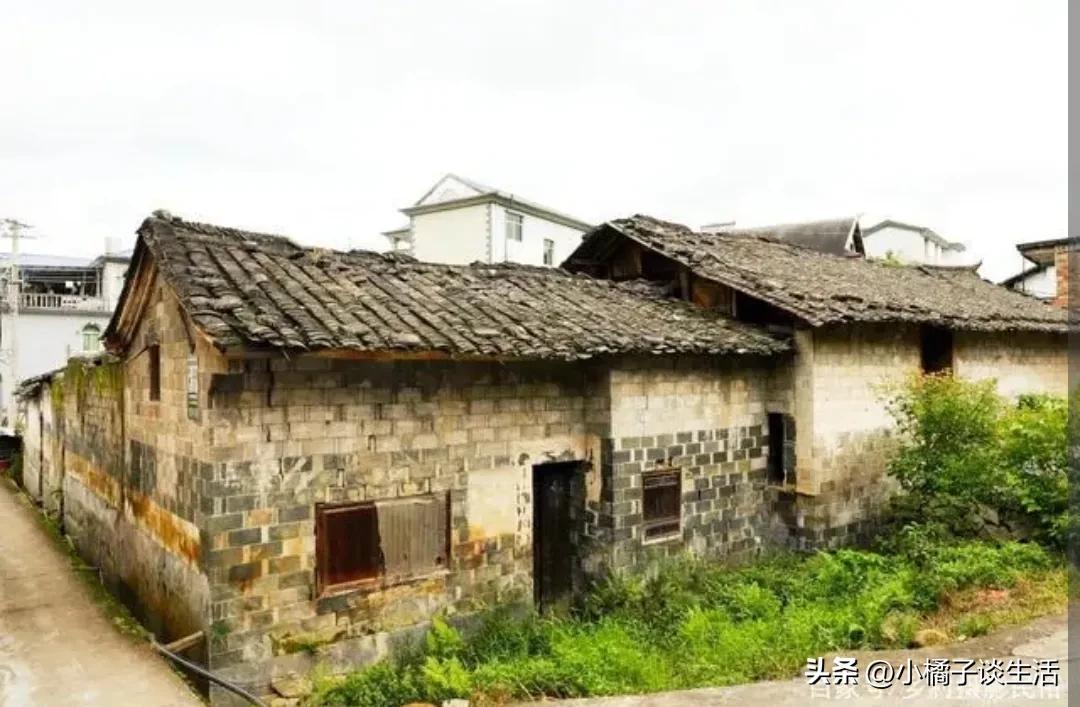 俗语盖房,盖房前后有靠山是什么意思