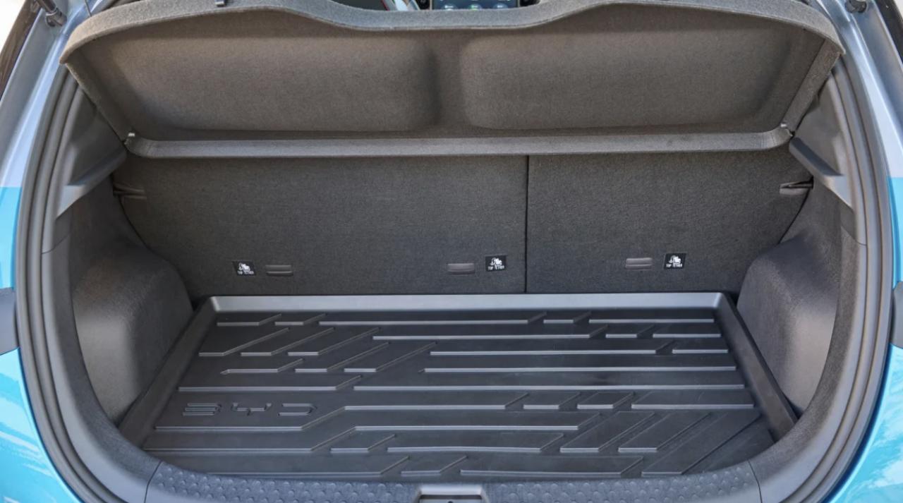 比亚迪海豚亮相英国市场,比亚迪海豚将迎来50万辆