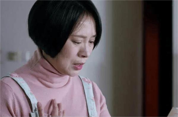 二位白发苍苍老人携手同行,两位单身老人互相养老