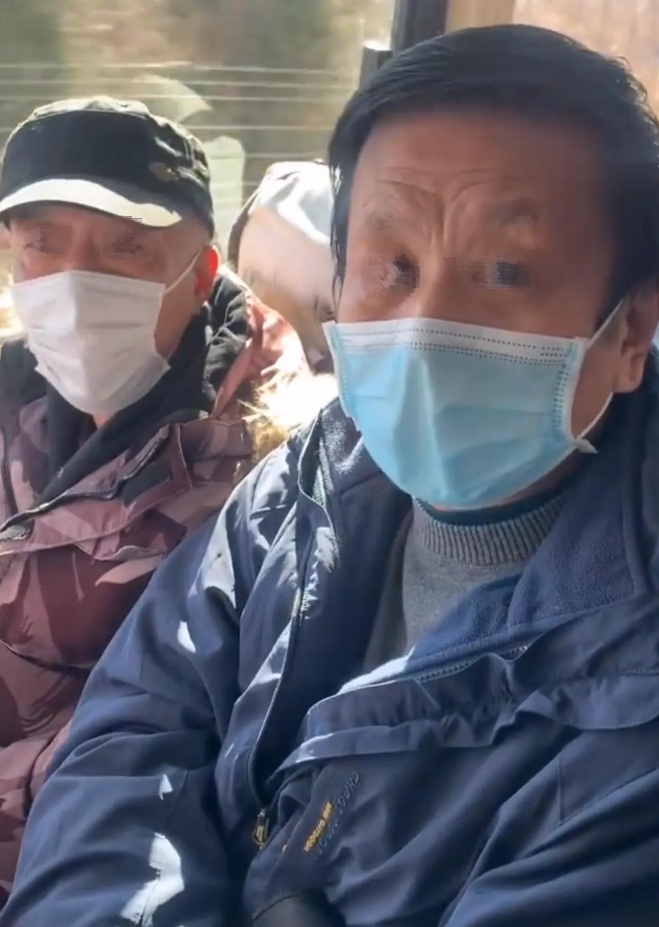 我们是110开头的！北京两男子抢走老人和孩子公交座，大秀优越感