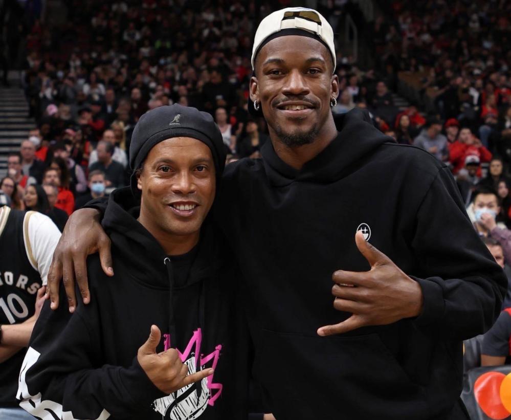 足球巨星小罗去nba,小罗现身nba现场