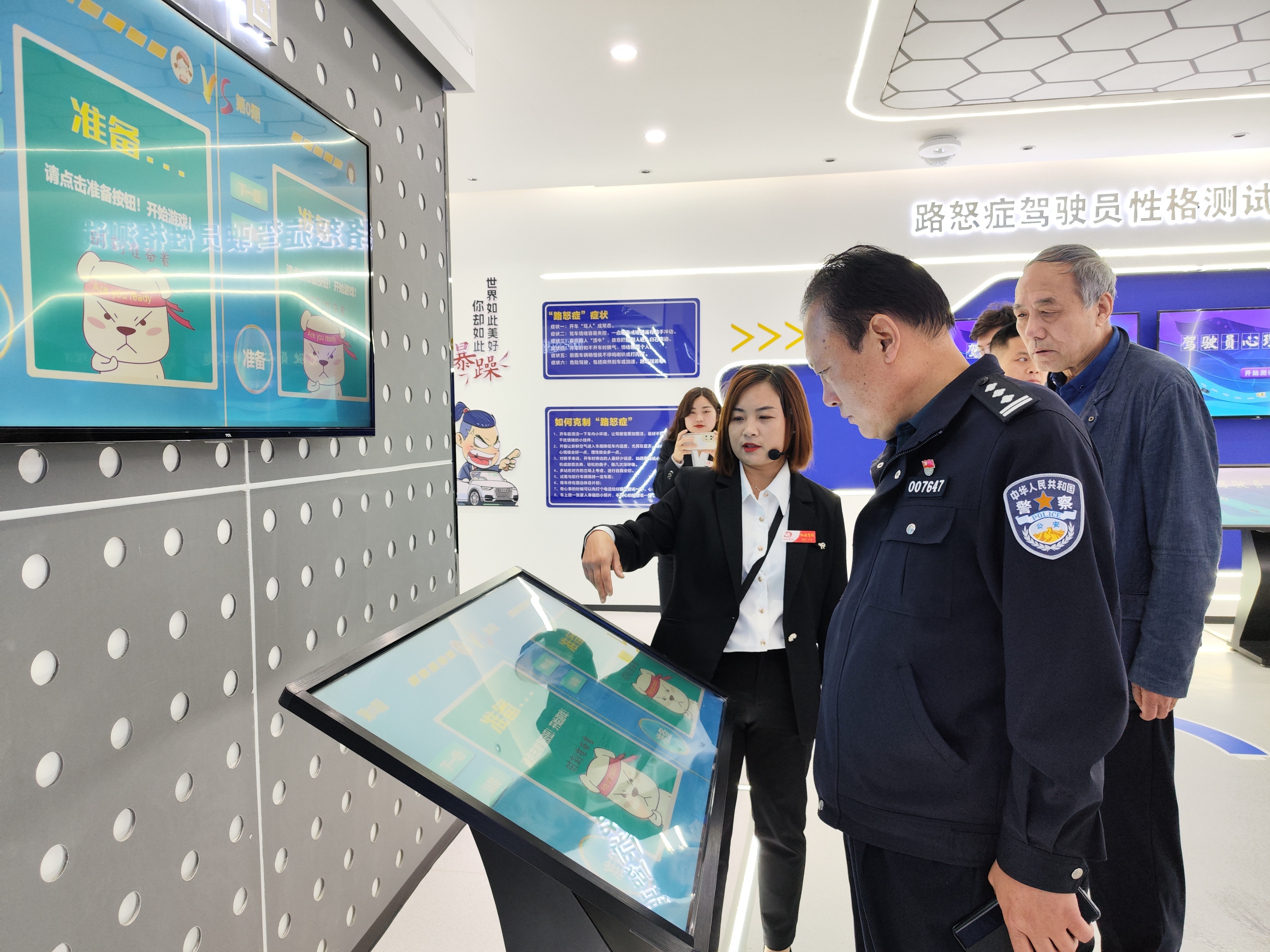 交警大队警示教育基地,交警走进驾校开展交通安全宣传