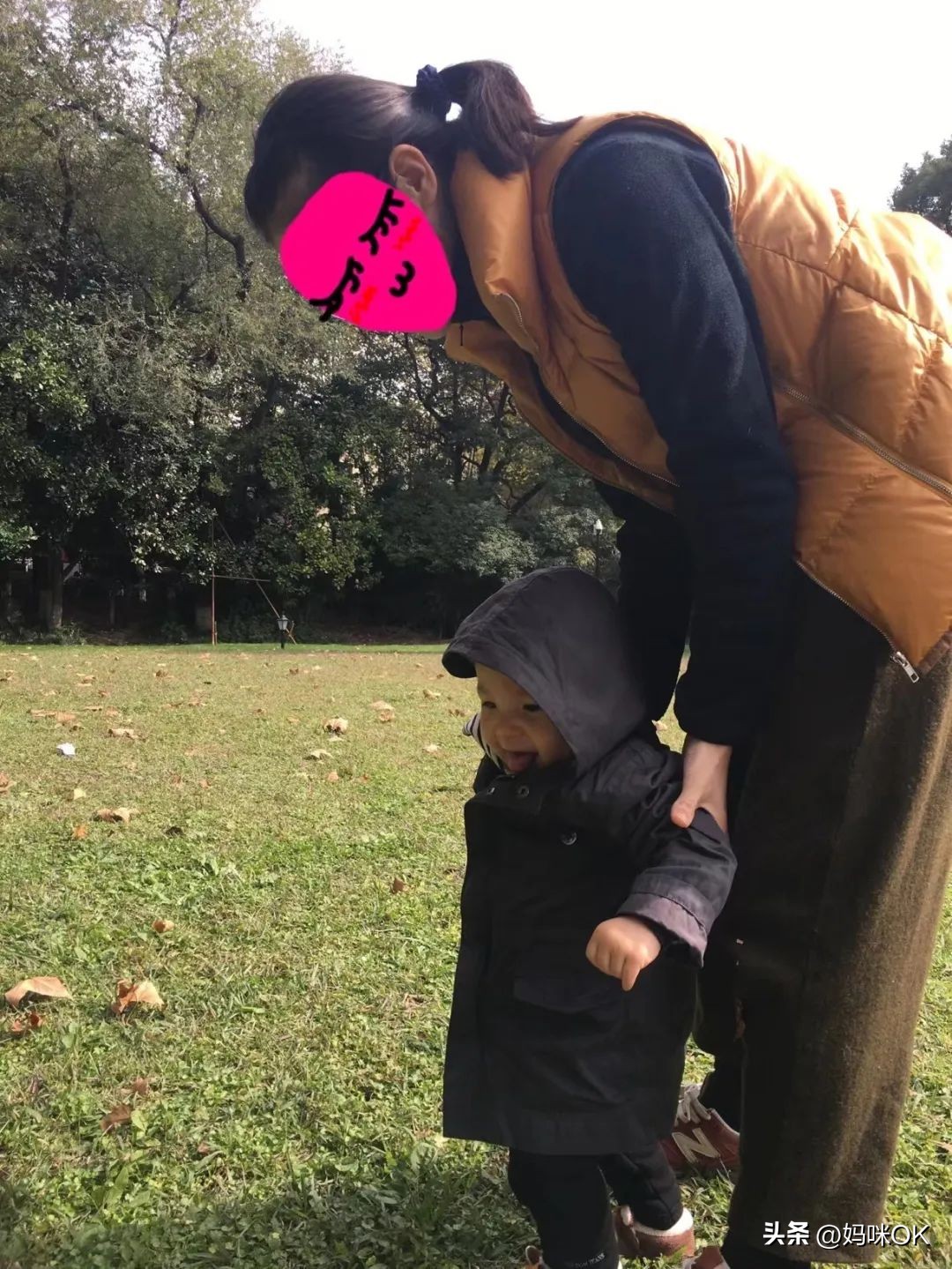 大s跟汪小菲在一起怎么不打扮,大s穿白西装和汪小菲手拉手