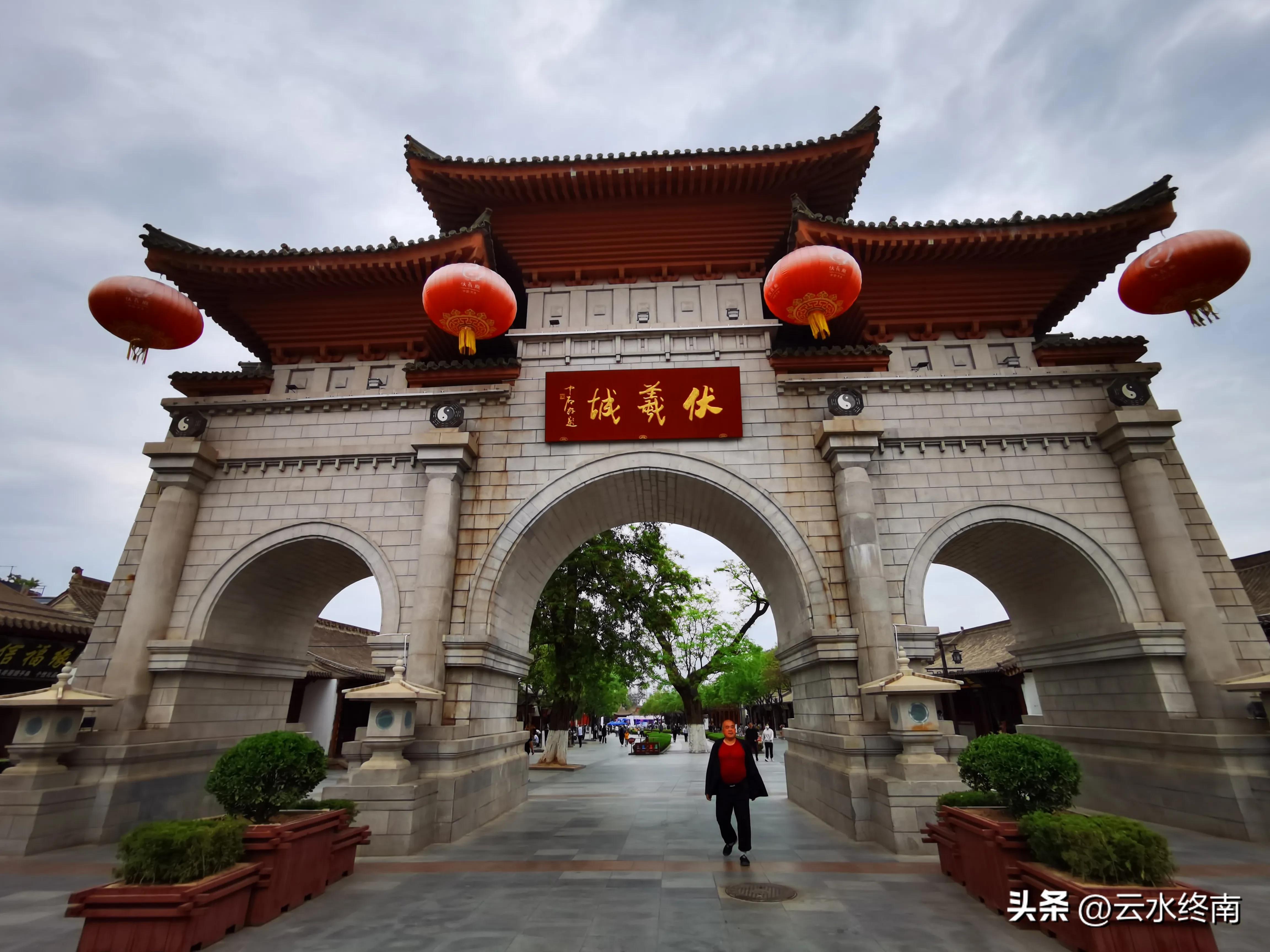 伏羲庙在市区吗,伏羲像伏羲庙