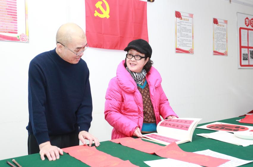 平安迎虎岁防疫不放松——“百姓艺术家”刘迅甫义写春联四十一年