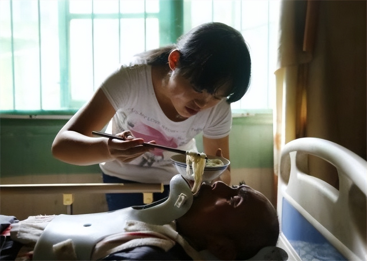 2015年，安徽女孩上街“扮牛”让人骑5元一次，背后隐情催人泪下