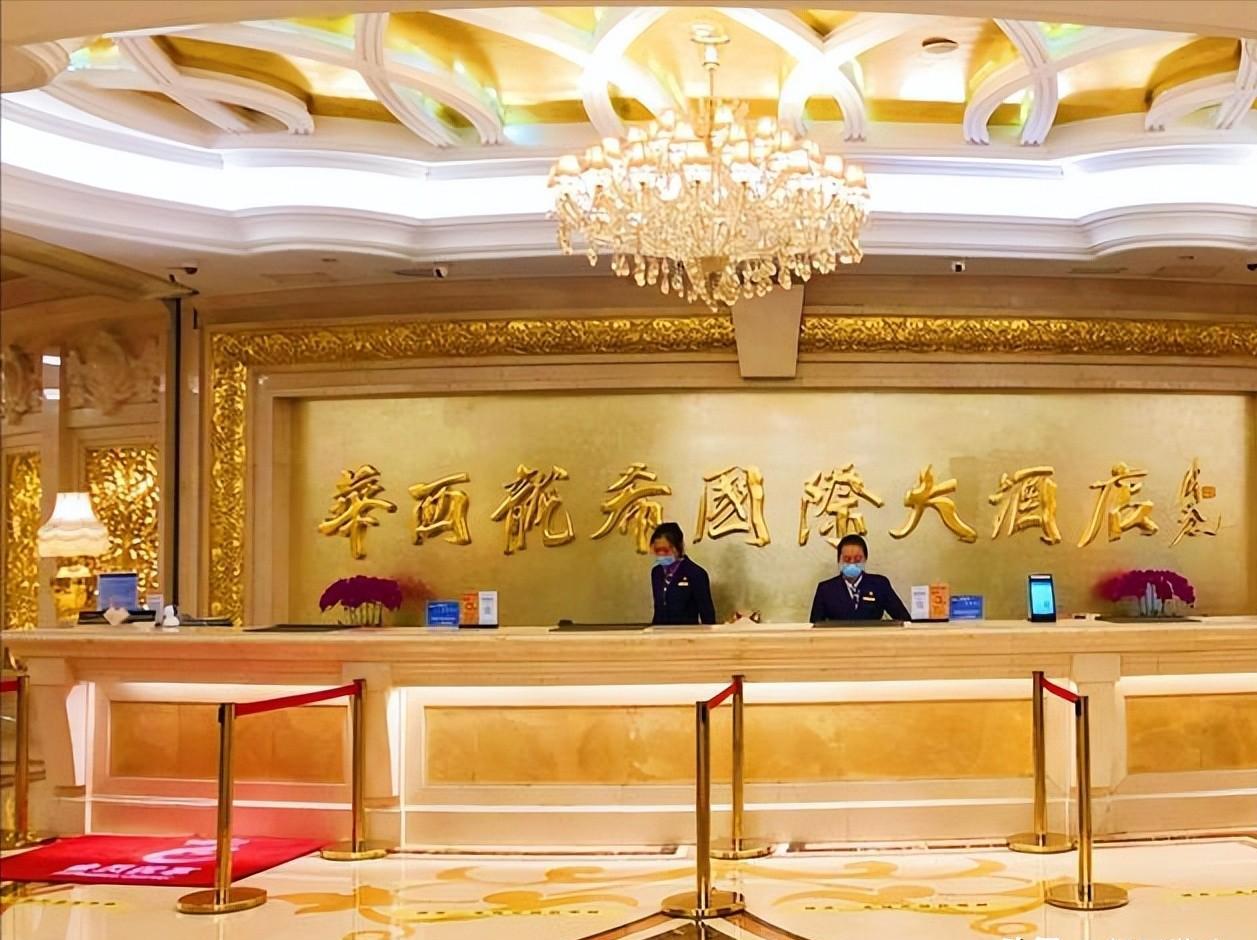 90年代人均桑塔纳，如今负债打工，“天下第一村”的经历令人唏嘘