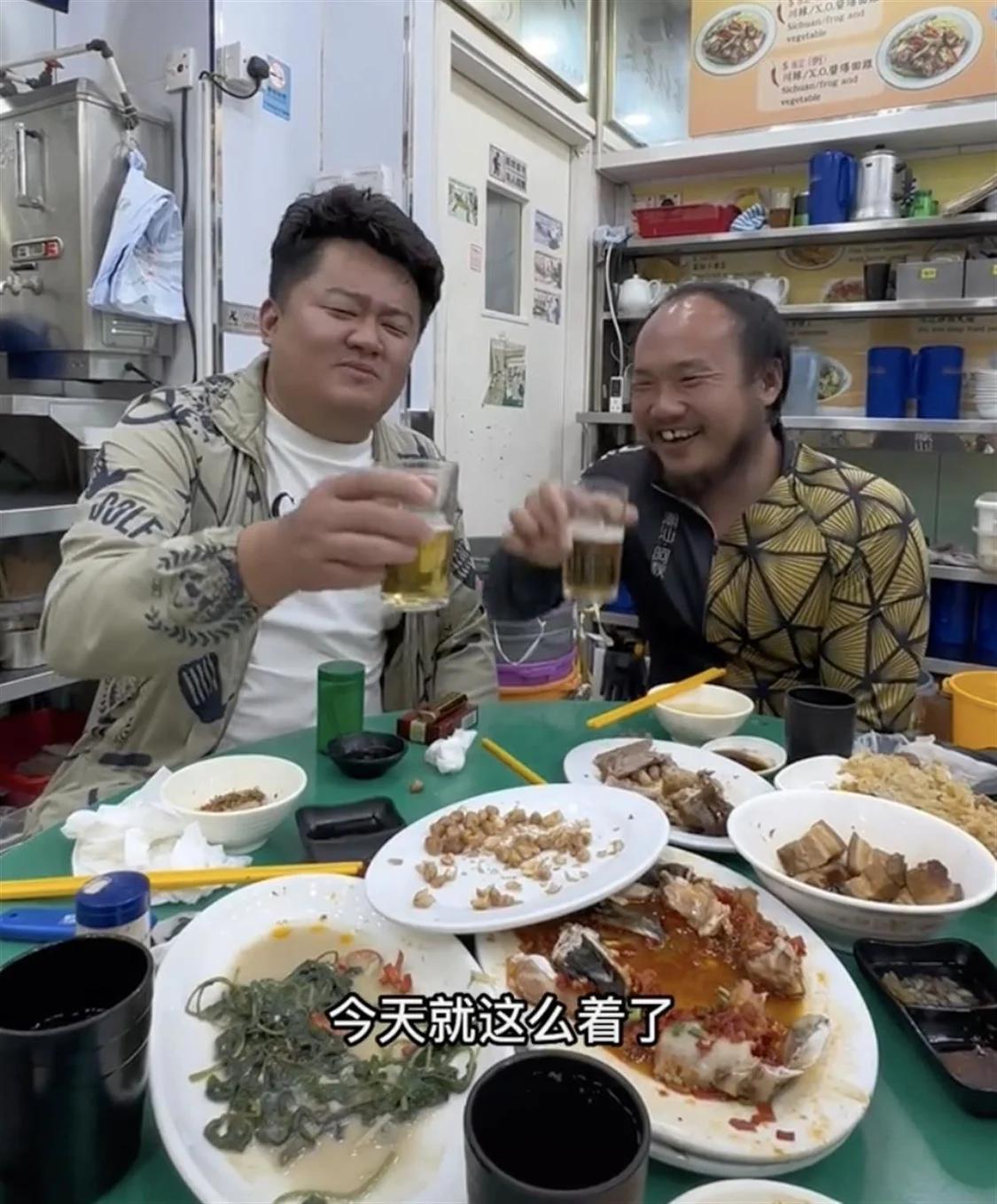 一个小偷偷电瓶车被警察发现了,小偷偷自行车事件