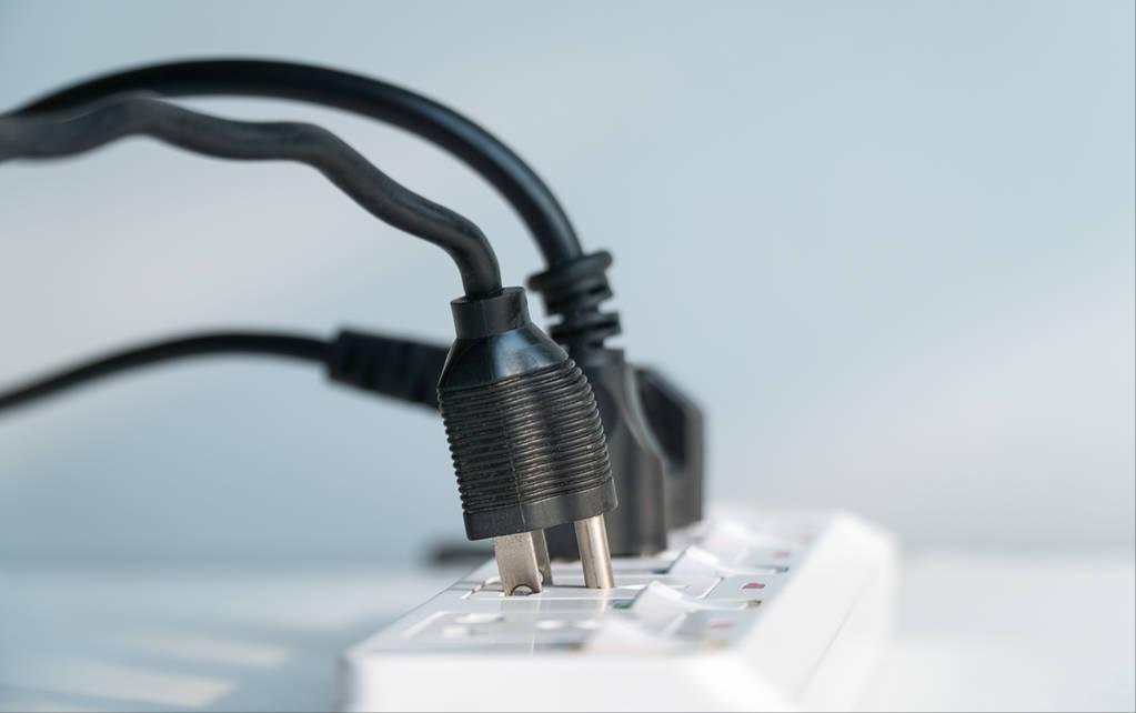 电线插头根部断了怎么用扎带修复,电线插头根部烧断了修复法