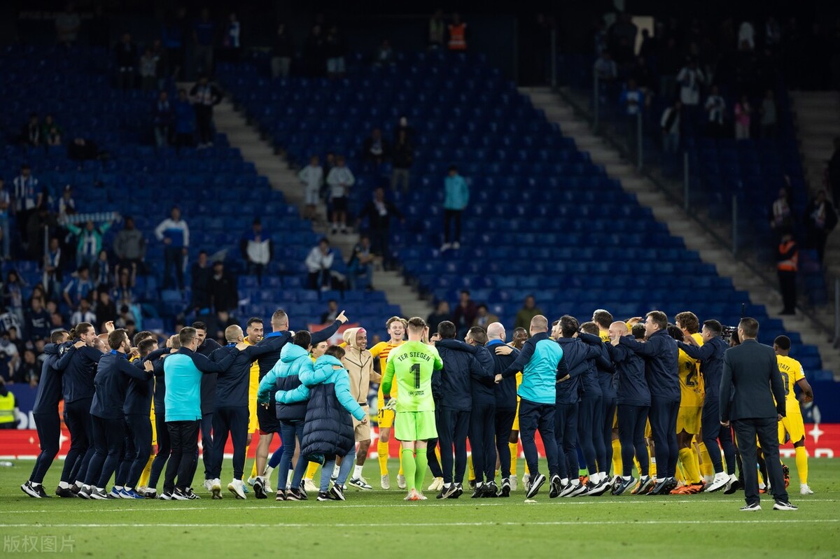 巴萨夺冠被球迷追打第一视角,巴萨夺冠西班牙球迷冲入场内