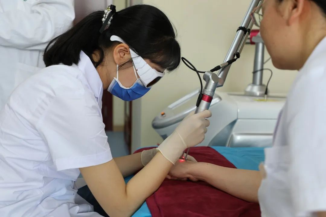 贯彻县卫生健康工作大会暨2023年“中国医师节”表彰会议精神——兴国县中医院“抓落实见成效”