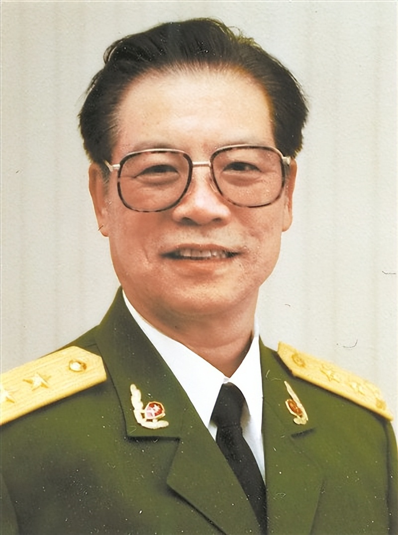 他是*警武**第四任司令员，63岁升中将，66岁受部下犯罪牵连被免职